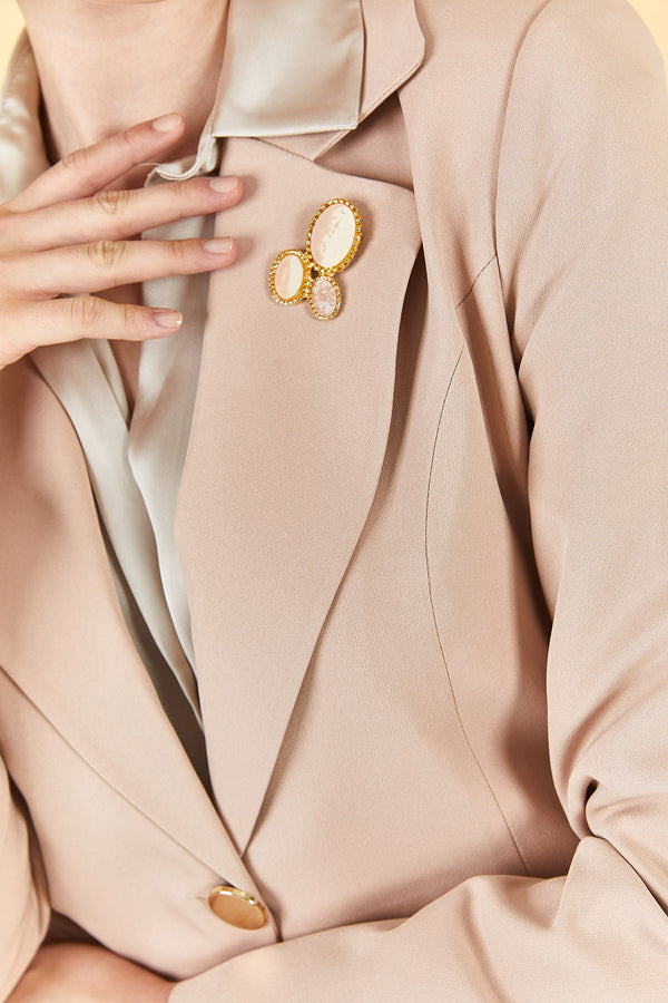 Broş Detaylı Gold Düğmeli Cessica Takım Elbise Bej